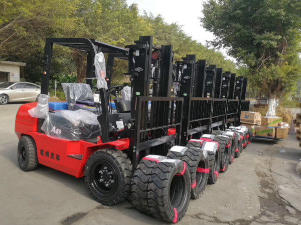 叉車?yán)系每?？不同階段的叉車保養(yǎng)你要注意！