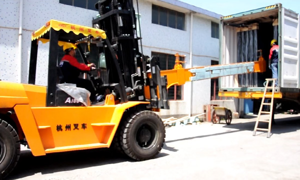 杭州叉車(chē)|玻璃行業(yè)，叉車(chē)串桿屬具卸貨實(shí)拍案例