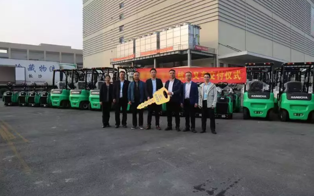 【強(qiáng)勢(shì)】杭叉集團(tuán)交付湖南某大型冷庫(kù)58臺(tái)鋰電池叉車！