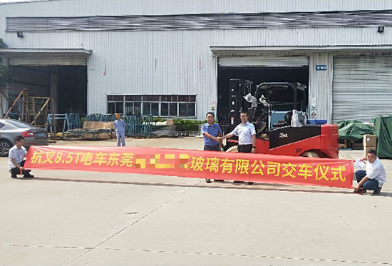 叉車搬運玻璃？要輕拿輕放！